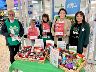 MP meets Volunteers at Basingstoke Foodbank event in Chineham Tesco